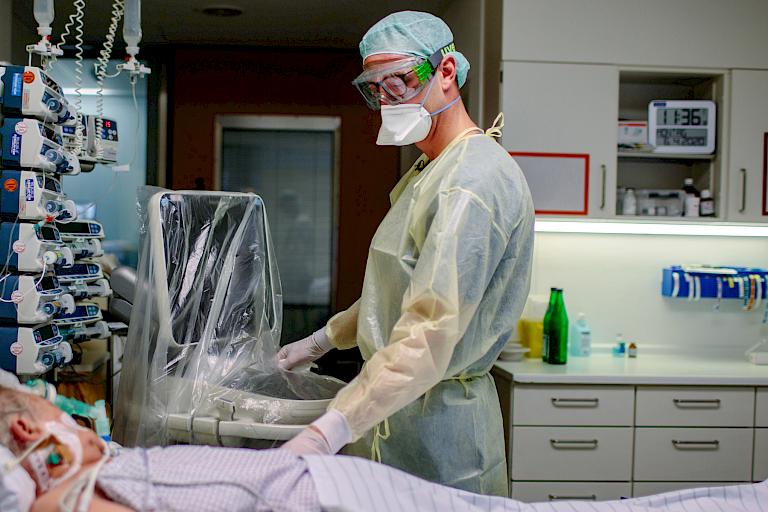 Ein Bild von intensivmedizinischen Geräten und ein Bild von Dr. Sebastian Zimmer bei einem Patienten auf der Intensivstation